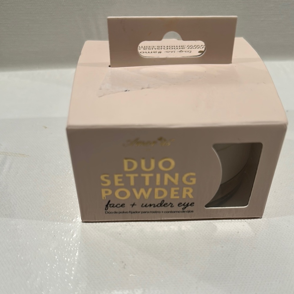 Amor Us Duo Setting Powder for Face and Under Eyes.
